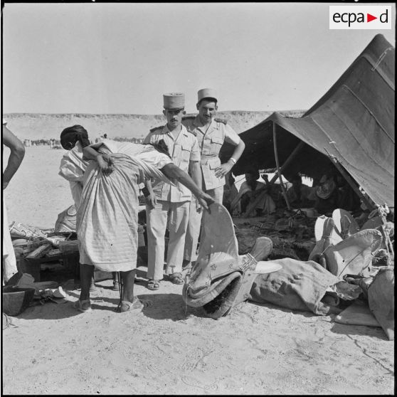 Aves les Reghibats. Un des marchands sur la place de Chouffane.