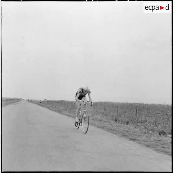 Prix cycliste 1960 du département de Bône. Le coureur Le Borgne du COB d'Oran prend le départ de l'étape contre la montre.