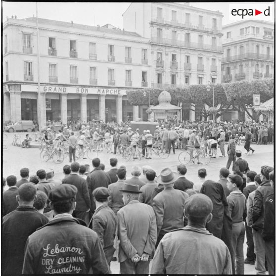 Prix cycliste 1960 du département de Bône. Les coureurs avant le départ de Bône.