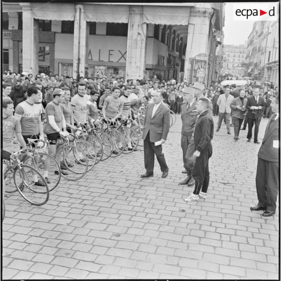 Prix cycliste 1960 du département de Bône. Le préfet Saunier et le général Dulac passent en revue les coureurs.