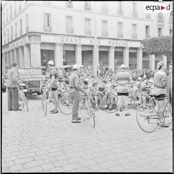 Prix cycliste 1960 du département de Bône. Les coureurs avant le départ de Bône.