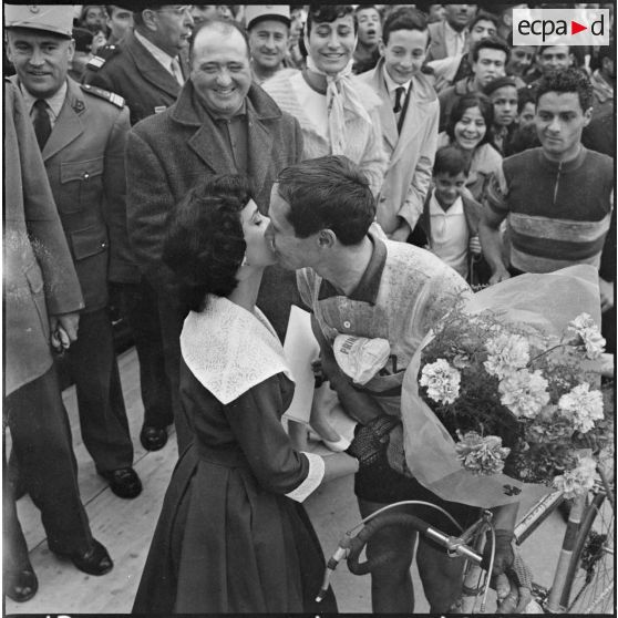 Prix cycliste 1960 du département de Bône. Le coureur ASSIP d'Alger vainqueur de la première étape Bône-Souk Ahras.