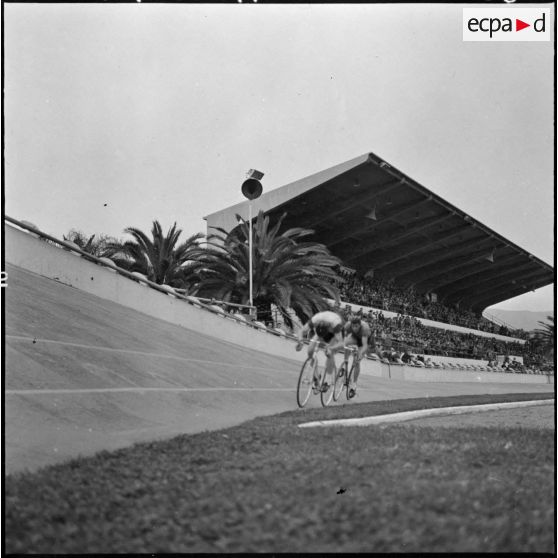 Prix cycliste 1960 du département de Bône. Course sur piste (poursuite). Les coureurs Le Borgne et Le Roux en plein effort.