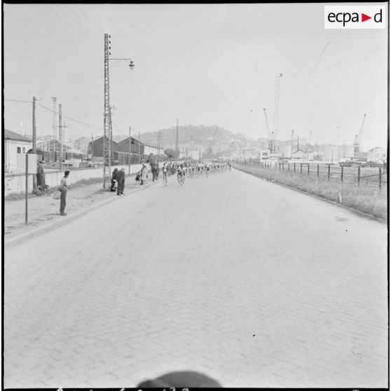 Prix cycliste 1960 du département de Bône. Les coureurs viennent de prendre le départ de Bône.