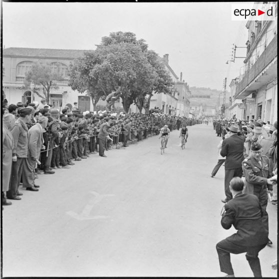 Prix cycliste 1960 du département de Bône. Arrivée à Souk Arhas.