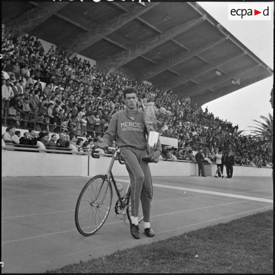 Prix cycliste 1960 du département de Bône. Le coureur Le Borgne vainqueur de l'étape Bône-Guelma-Bône (140 kms).