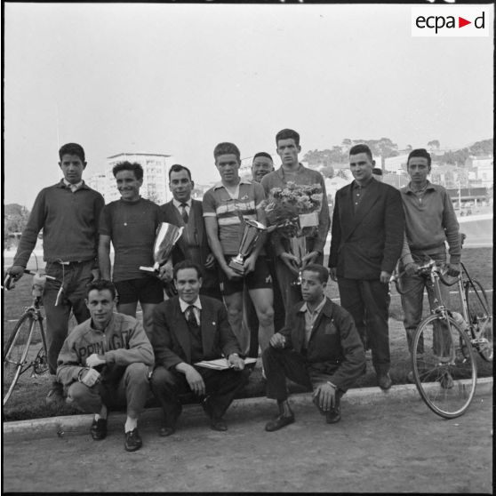 Les vainqueurs du Grand Prix cycliste du département de Bône.