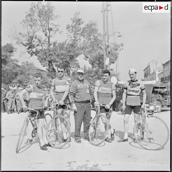 Prix cycliste 1960 du département de Bône. Monsieur Lesage de Saumur avec son équipe.