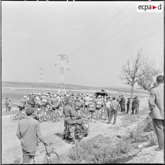 Prix cycliste 1960 du département de Bône. Départ de l'étape Tebessa-Ouenza.