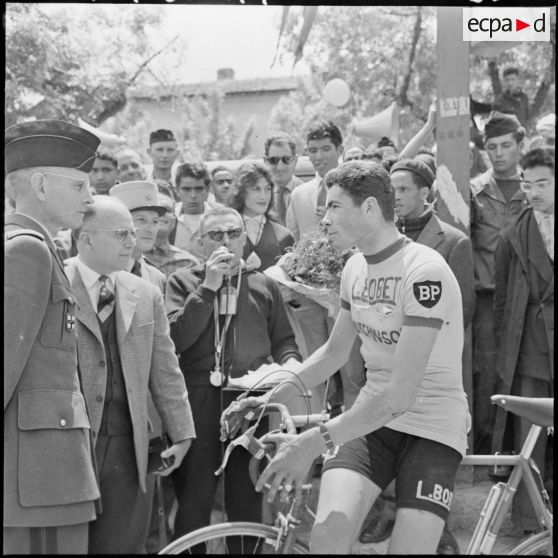 Prix cycliste 1960 du département de Bône. Le coureur Le Borgne vainqueur de l'étape Souk Arhas-Tebessa.