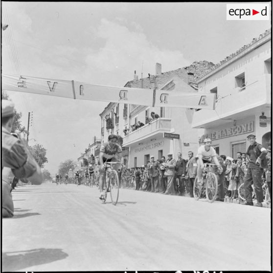 Prix cycliste 1960 du département de Bône. Le coureur Delpiano maillot rouge à l'arrivée de Tebessa.