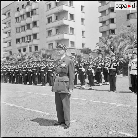 Maison Carrée. Le général Morin devant le front des troupes.
