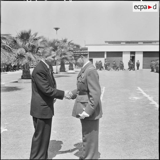 Maison Carrée. Monsieur Barc félicite le général Morin qu'il vient de décorer de la médaille de la gendarmerie.
