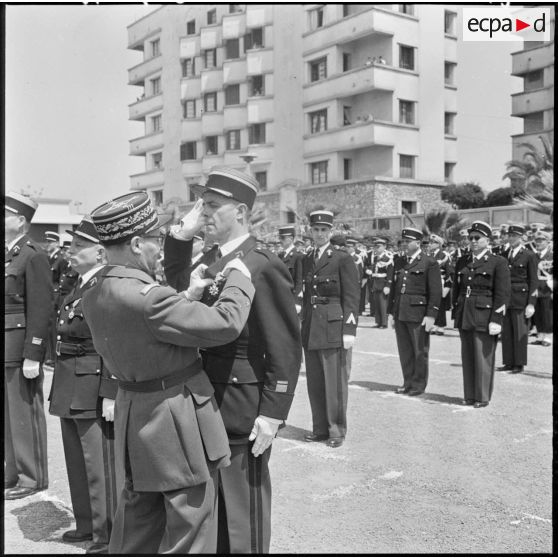 Maison Carrée. Le général Morin décore un de ses officiers.