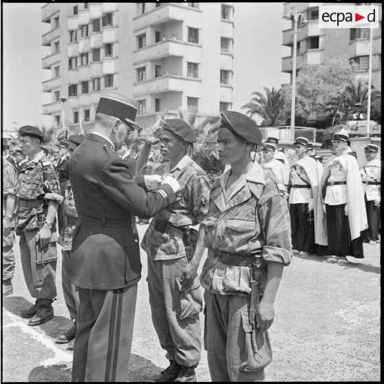 Maison Carrée. Départ du général Morin. Le lieutenant-colonel De Brosse décore un gendarme harka de la valeur militaire.