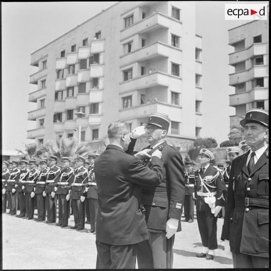 Maison Carrée. Départ du général Morin. Monsieur Barc décore le lieutenant-colonel De Brosse.