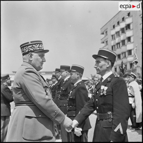 Maison Carrée. Départ du général Morin. Le général Piqueton félicitant un gendarme.