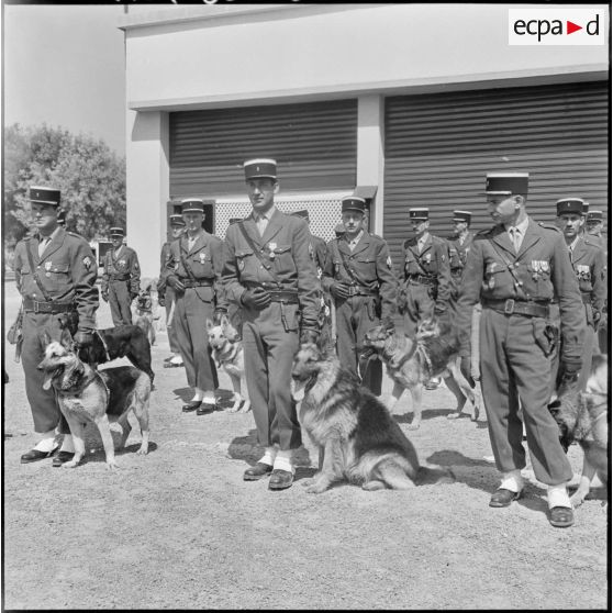 Maison Carrée. Départ du général Morin. Gendarmes maître-chien.