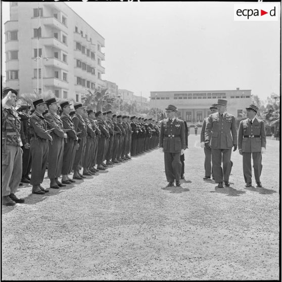 Maison Carrée. Départ du général Morin. Les autorités passent les troupes en revue.