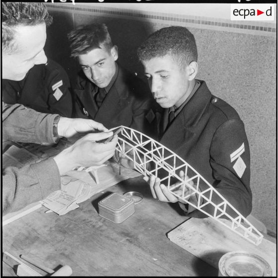 Koléa. Ecole militaire préparatoire nord-africaine. Des élèves construisent une maquette avec l'aide de leur enseignant.