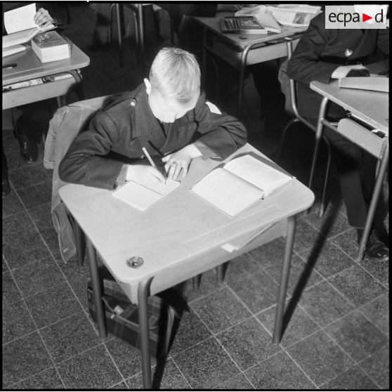 Koléa. Ecole militaire préparatoire nord-africaine. Des élèves en classe.