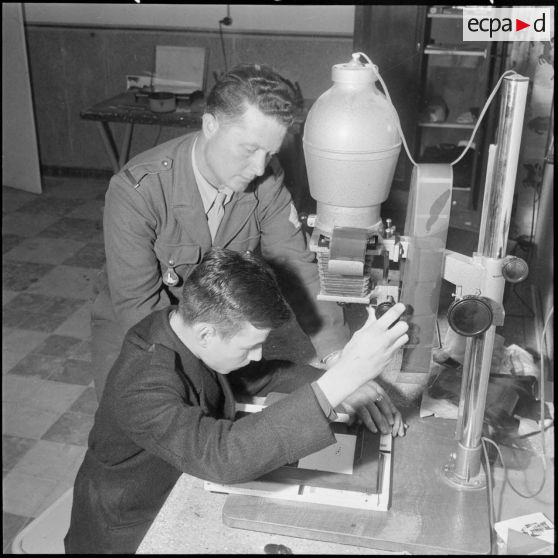 Koléa. Ecole militaire préparatoire nord-africaine. Un élève en atelier avec son enseignant.