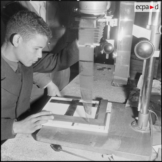 Koléa. Ecole militaire préparatoire nord-africaine. Un élève en atelier.