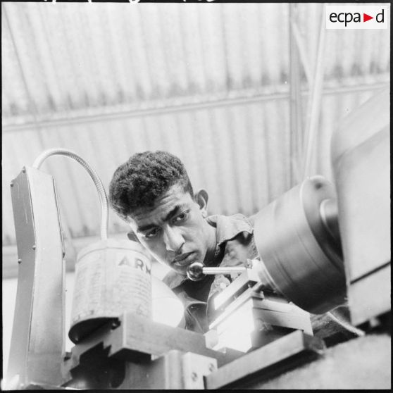 Koléa. Ecole militaire préparatoire nord-africaine. Un élève en atelier.