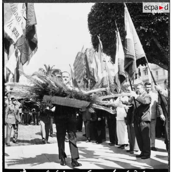 8 Mai. Fête de la Victoire. Monsieur Delouvrier dépose une gerbe de fleurs au monument aux morts.