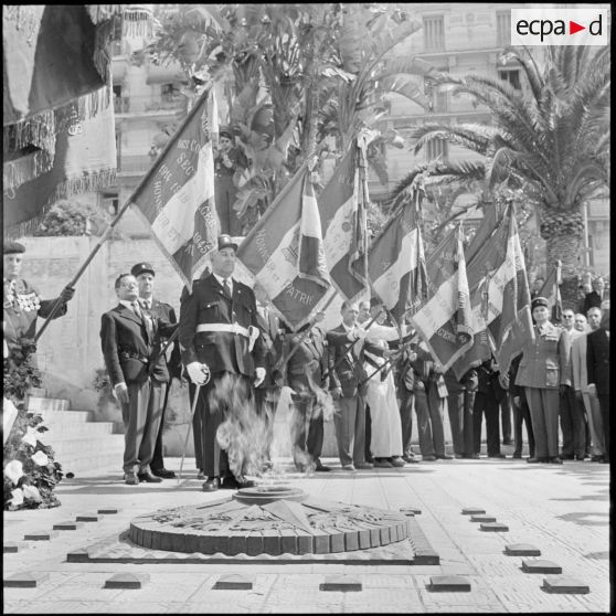 8 Mai. Fête de la Victoire. Les drapeaux au monument aux morts.