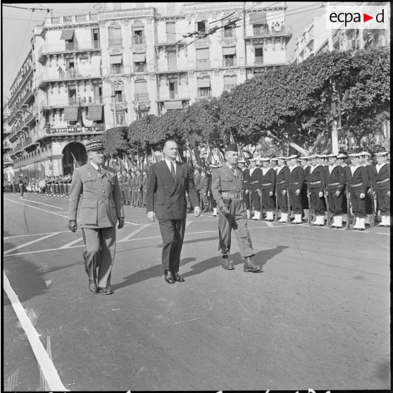 8 Mai. Fête de la Victoire. Les personnalités passent les troupes en revue.