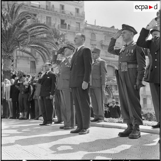 8 Mai. Fête de la Victoire. Les personnalités saluant le drapeau.
