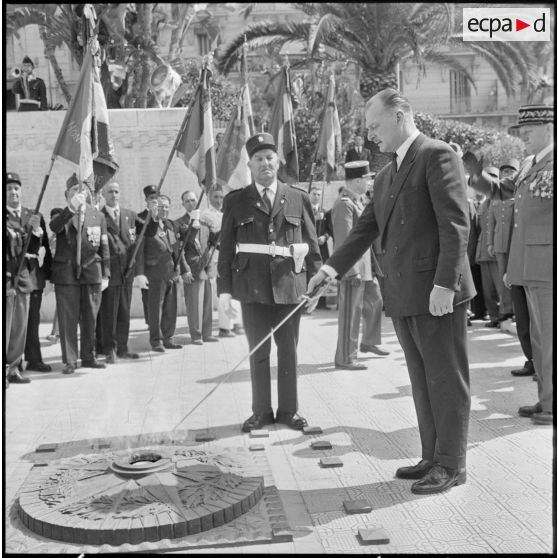 8 Mai. Fête de la Victoire. Paul Delouvrier ranime la flamme.