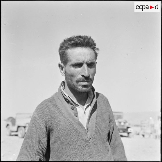 Portrait du chef de bataillon du Front de libération national (FLN), Amidi, pris près d'Aïn-Sefra.