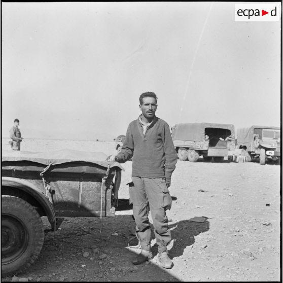 Portrait du chef de bataillon du Front de libération national (FLN), Amidi, pris près d'Aïn-Sefra.
