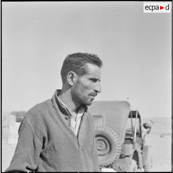 Portrait du chef de bataillon du Front de libération national (FLN), Amidi, pris près d'Aïn-Sefra.