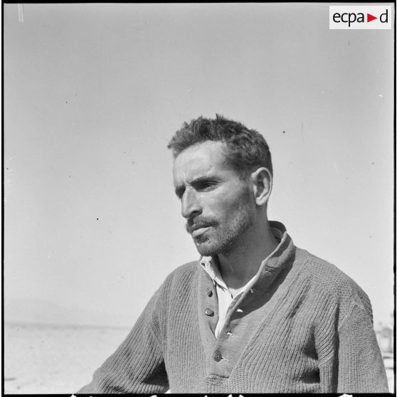 Portrait du chef de bataillon du Front de libération national (FLN), Amidi, pris près d'Aïn-Sefra.