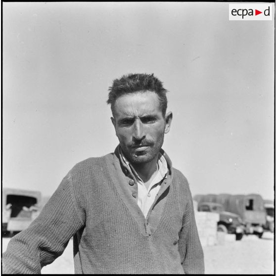 Portrait du chef de bataillon du Front de libération national (FLN), Amidi, pris près d'Aïn-Sefra.
