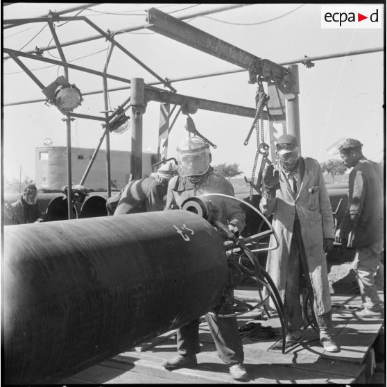 Gazoduc d'Arzew. Les ouvriers sont équipés pour réaliser les manoeuvres.