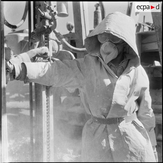 Gazoduc d'Arzew. Portrait d'un ouvrier en tenue de protection réalisant une manoeuvre.