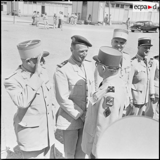 Hussein Dey. Camp du Lido. Le général Dudognon passe en revue les personnalités.