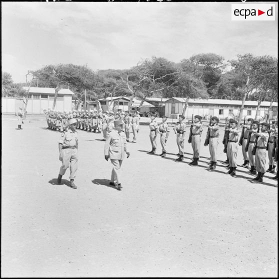 Hussein Dey. Camp du Lido. Le général Dudognon passe en revue les troupes.