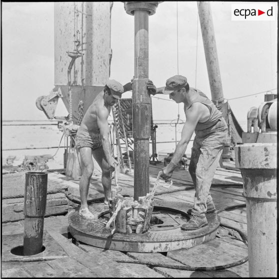 On rajoute un tube au train de tiges du forage de Sidi-Slimane.