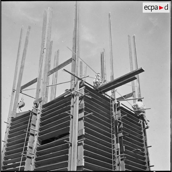 Le système de réfrigération à Tamerna et la vanne commandant le débit d'eau.