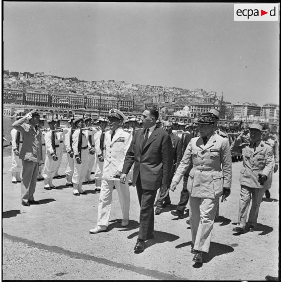 Alger. Môle de l'Amirauté. Honneurs rendus aux personnalités civiles et militaires.