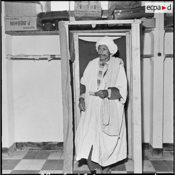 Les élections à la section administrative spécialisée (SAS) de Oued Djer. Un homme sort d'un isoloir.