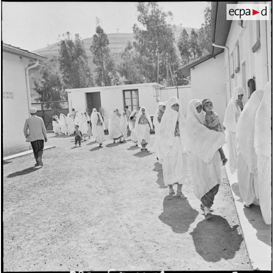 Les élections à la section administrative spécialisée (SAS) de Oued Djer. Les femmes dans la file d'attente pour voter.