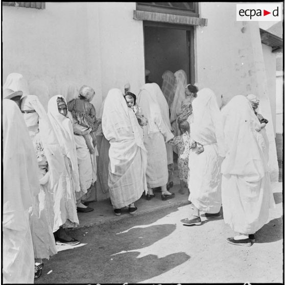 Les élections à la section administrative spécialisée (SAS) de Oued Djer. Les femmes dans la file d'attente pour voter.