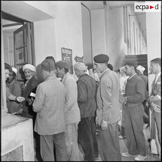 Casbah d'Alger. Elections cantonales du 29 mai 1960. Dans le calme les électeurs attendent et votent.