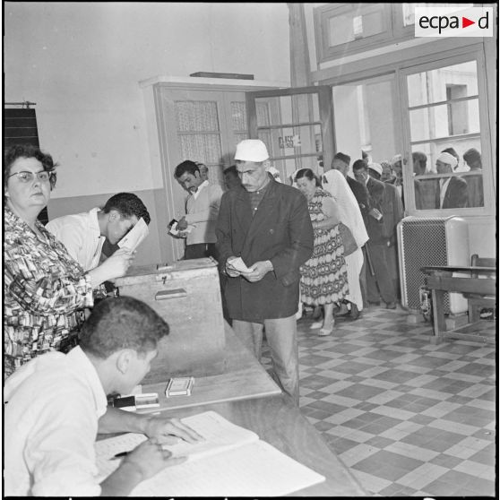 Casbah d'Alger. Elections cantonales du 29 mai 1960. Dans le calme les électeurs attendent et votent.